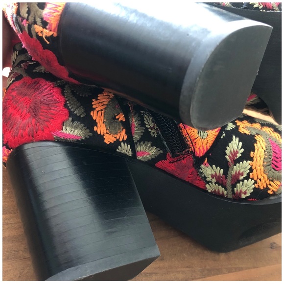 CROWN VINTAGE  FLORAL EMBROIDERED BOOTIES SIZE 8.5 MEDIUM - Picture 8 of 8